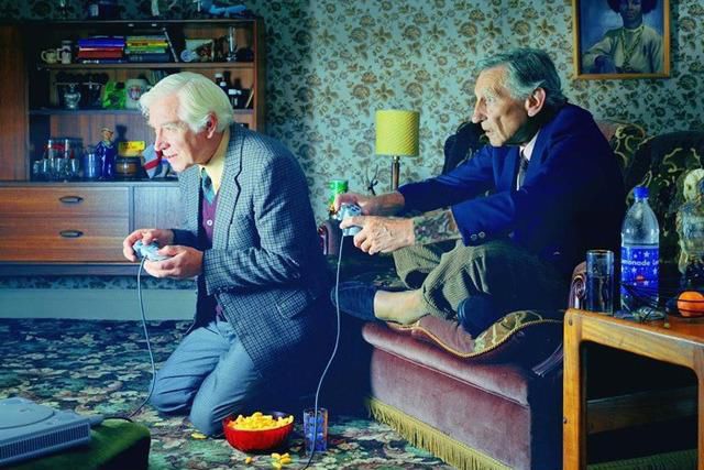 Naukowcy stwierdzili, że starsi ludzie korzystający z gier wideo są szczęśliwsi
