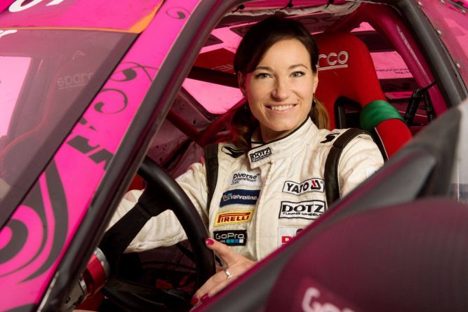 Polska drifterka Karolina Pilarczyk opowiada o jeżdżeniu bokiem w ramach promocji Assetto Corsa