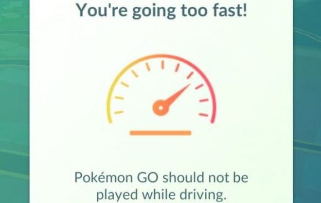 Mnóstwo ludzi gra w Pokemon Go prowadząc samochód