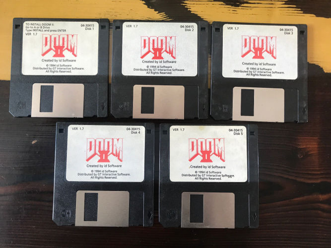 John Romero sprzedaje dyskietki z grą Doom II
