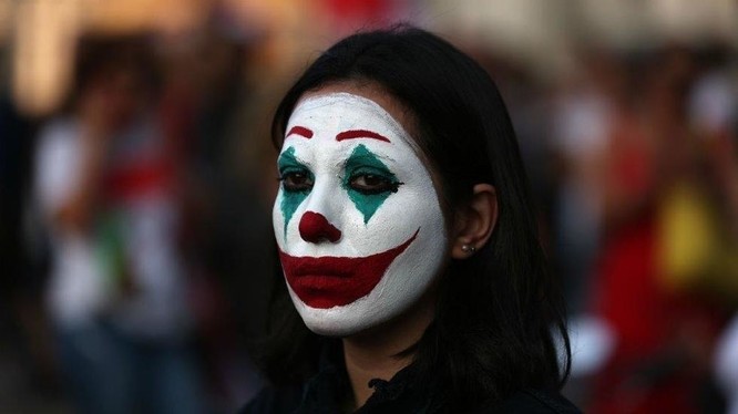 Charakterystyczny makijaż Jokera na twarzach protestujących w Chile, Libanie i Hongkongu